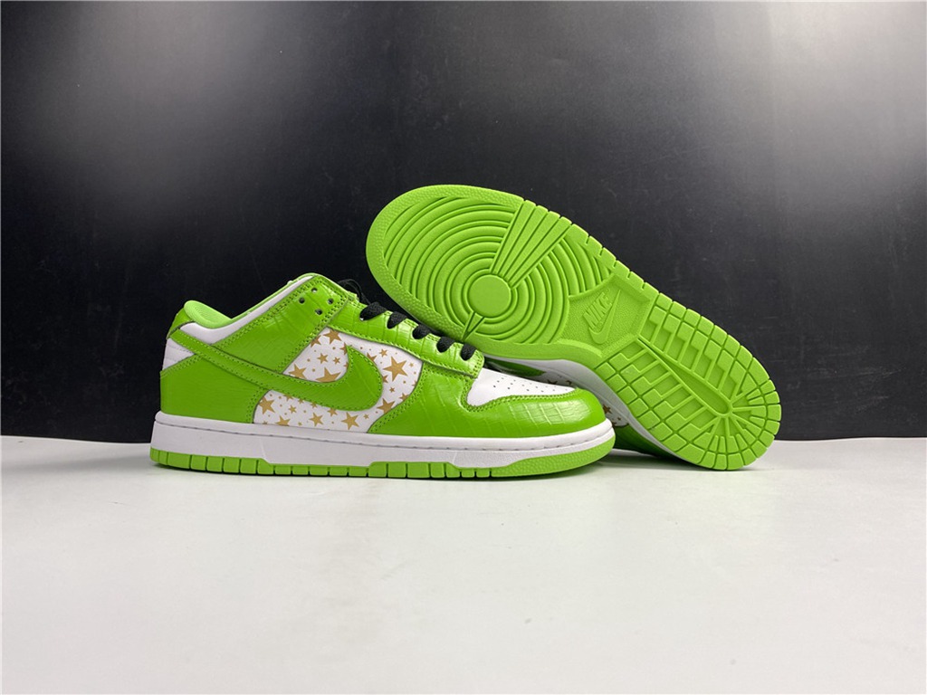Svp*me x Nike SB Dunk Low DH3228-101
